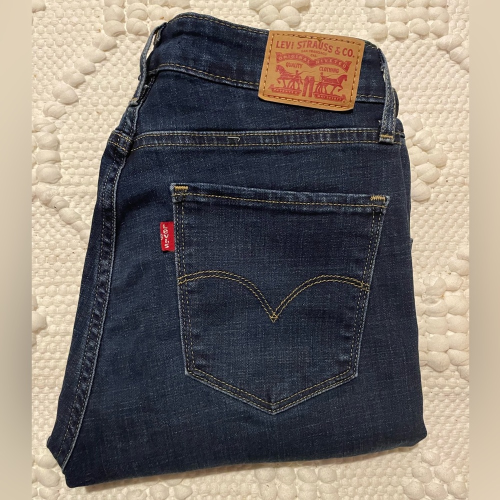 Dark Wash Levi’s 725 Jeans